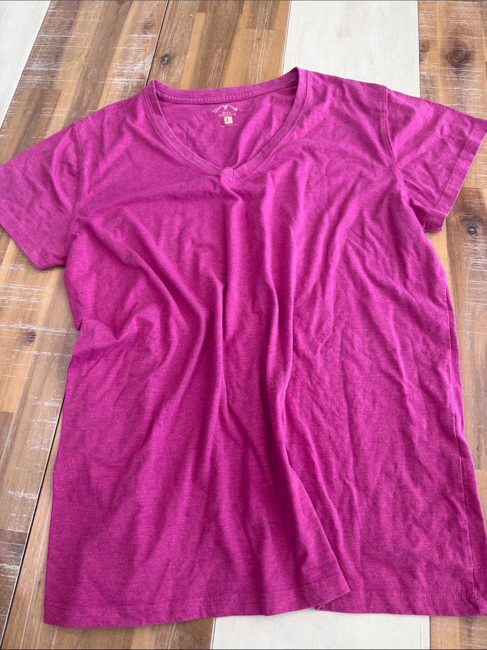 Women’s V-Neck Short Sleeve Tee in Fuchsia